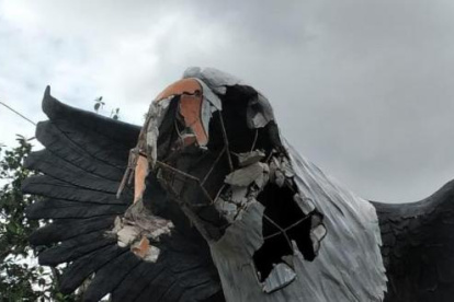 La imagen del águila levantada en la avenida Quito fue destruida