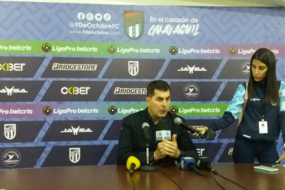 Ismael Rescalvo, entrenador de Emelec, admitió que la expulsión facilitó su plan de juego.