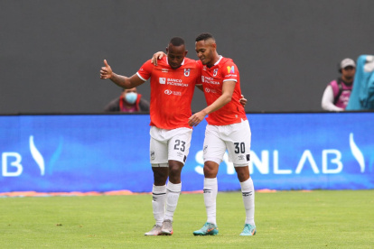 El panameño Ismael Díaz (d) se quedó con el membrete de figura tras sus dos anotaciones.