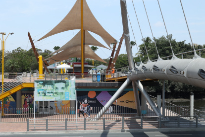 El puente 5 de junio en Guayaquil,  luce vacío a pesar de contar con un espacio para obras teatrales en su planta baja.