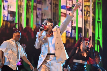 Bad Bunny durante su presentación en los premios.