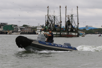 La marina realiza patrullajes de control en esta zona dedicada a actividades pesqueras