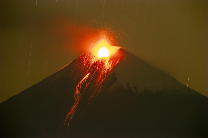 Vista de la actividad eruptiva del volcán Sangay, desde la parroquia San Isidro, en el Parque Nacional Sangay, en la ciudad de Macas (Ecuador).
