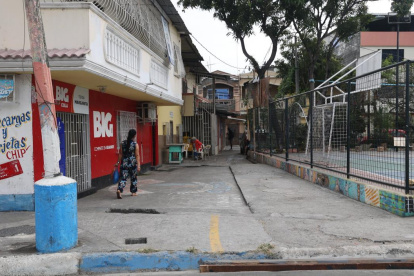En este lugar estaba parada la víctima cuando fue atacada a tiros. Se encontraron 17 indicios balísticos