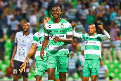 Félix Torres salió lesionado a los 25 minutos en el duelo contra el San Luis, por la Liga MX.