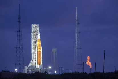 Registro general este lunes, 29 de agosto, del cohete SLS con la cápsula Orión en su cúspide.