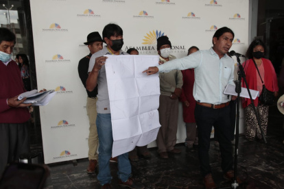 El asambleísta Fernando Cabascango (PK rebelde) respalda el reclamo de las tierra de la comuna.