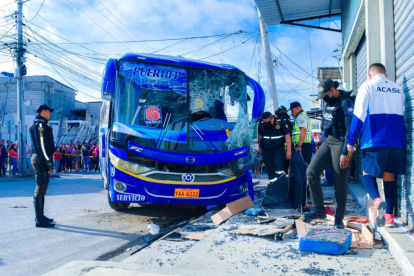 La menor que iba junto a su madre, la mujer que falleció, se salvó de morir. Un poste le sirvió de escudo.