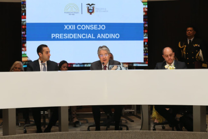 Escenario. El primer mandatario Guillermo Lasso y el canciller Juan Carlos Holguín durante la entrega de la presidencia pro tempore de la CAN.