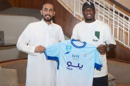 Felipe Caicedo (d) muestra la camiseta de su nuevo club, el Abha FC de Arabia.