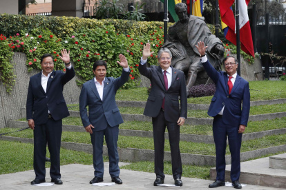 De der. a izq. el presidente de Bolivia, Luis Arce, el presidente de Perú, Pedro Castillo, el presidente de Ecuador, Guillermo Lasso, y el presidente de Colombia, Gustavo Petro, posan para una foto de la Cumbre de la Comunidad Andina (CAN), hoy en Lima (Perú).