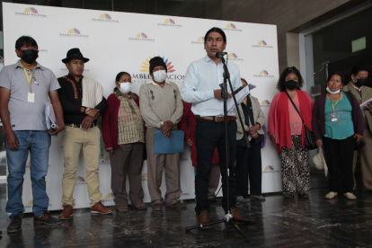Pronunciamiento. El asambleísta Fernando Cabascango en rueda de prensa, con varios de los comuneros que reclaman el territorio del Parque Metropolitano.