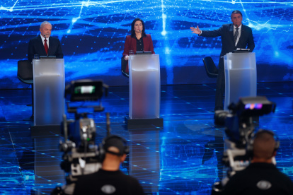 El presidente brasileño Jair Bolsonaro (d) y su principal rival, el exmandatario Luiz Inácio Lula da Silva (i) y la candidata Simone Tebet participan hoy en un debate en la sede de la televisión Bandeirantes en São Paulo (Brasil). El presidente brasileño, Jair Bolsonaro, atacó este domingo a su principal rival en las elecciones, el expresidente Luiz Inácio Lula da Silva, sacando a relucir la corrupción en su Gobierno, durante el primer debate de la campaña. EFE/Fernando Bizerra