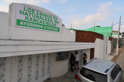 Campaña. Los habitantes de Los Ceibos iniciaron una campaña desde sus viviendas para impedir la construcción de rascacielos en la urbanización.
