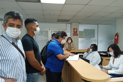 A las oficinas de la Defensoría del Pueblo en Guayas llegan organizaciones sociales para presentar quejas por vulneraciones de derechos, como el Observatorio de Servicios Públicos de Guayaquil que entregó un escrito sobre la dotación de agua.