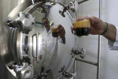 Javier Carvajal, investigador y profesor de la Pontificia Universidad Católica de Ecuador (PUCE), fue registrado al sostener una muestra de la cerveza "Quito 1566", en Quito (Ecuador).