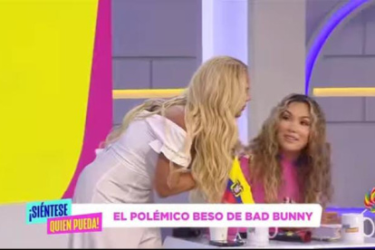 Cuando la vedette intentó darle un beso a la presentadora ecuatoriana.