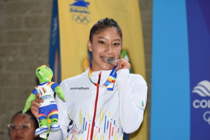 Ileana Miranda, deportista ecuatoriana, celebra con su medalla de oro en el Panamericano Juvenil.