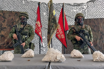 Decomiso. Miembros de Fuerzas Armadas encontraron ocho kilos de pasta base en una casa.