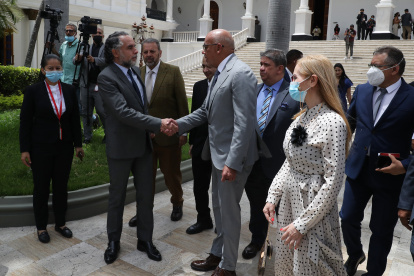 El presidente de la Asamblea Nacional de Venezuela, Jorge Rodríguez Gómez (c), estrecha su mano con el nuevo embajador de Colombia en Venezuela, Armando Benedetti (i), hoy, en los exteriores de la sede de la Asamblea Nacional en Caracas (Venezuela). Después de siete años de crisis y rupturas, las relaciones de Colombia y Venezuela entran en una fase de deshielo con la llegada de embajadores a Caracas y Bogotá. EFE/ Miguel Gutiérrez