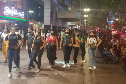 Ciudadanos caminan con mascarilla y otros sin ellas por la avenida 9 de Octubre, en Guayaquil.
