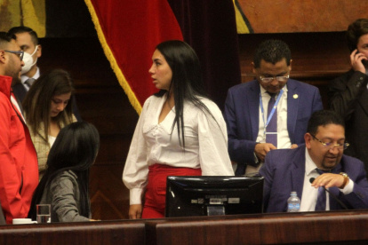 Diálogo. En público y privado continuaron ayer los diálogos para buscar votos que frenen o permitan la censura.