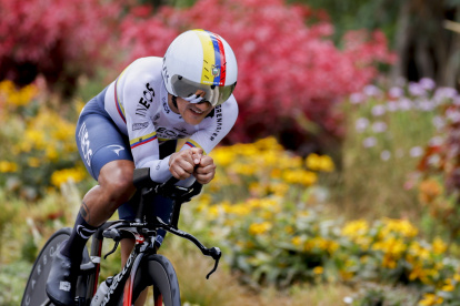 Richard Carapaz compitiendo en la contrarreloj individual de ayer martes 30 de agosto en donde finalizó en la posición 68, a 4’ 52’’ del ganador Remco Evenepoel.