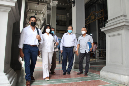 Reunión. Javier Rosero, presidente del Comité (i) junto con otros residentes de Los Ceibos que acudieron al Municipio para la reunión.
