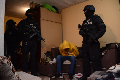 En el barrio Lucha de los Pobres, sur de Quito, un hombre fue detenido junto a otras cuatro más que fueron ubicadas en otros puntos de la ciudad.