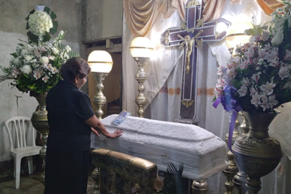 En su casa velan el cuerpo de la niña porque no cuentan con el dinero para los gastos de la sala de velación