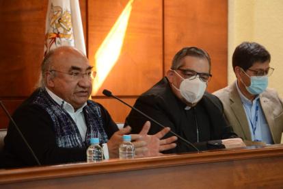 Francisco Calí (i), Relator de las Naciones Unidas para Asuntos de Pueblos y Nacionalidades Indígenas.