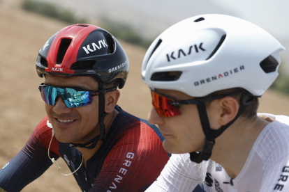 Richard Carapaz (i), junto a su compañero de equipo, Carlos Rodríguez.