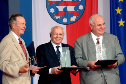 El expresidente de EE.UU George H.W. Bush. (izq), Mijaíl Gorbachov (c) y el excanciller alemán Helmut Kohl.