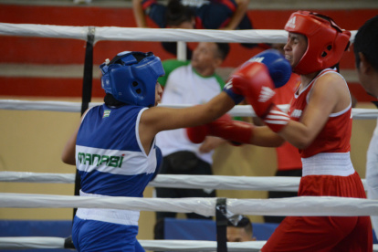 Konny Laz, boxeadora manabita, da un golpe de derecha en una de las peleas en los Juegos Nacionales Prejuveniles de Manabí.