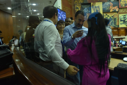 Sustento. La asambleísta Viviana Veloz en los momentos previos a su intervención en el Legislativo.