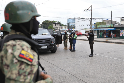 Operativos. En Guayaquil se observaron más operativos combinados entre policías, militares y agentes de Tránsito como parte del estado de excepción.