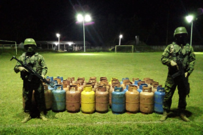 En total se decomisaron una pistola con su cargador, dos artefactos explosivos con 4o libras cada uno, 48 cilindros de gas.