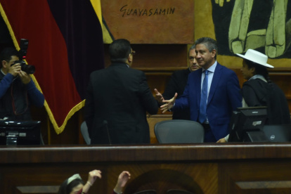 El presidente del Consejo de la Judicatura, Fausto Murillo, saluda al presidente de la Asamblea, Virgilio Saquicela, previo a su intervención.