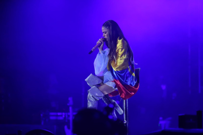 Tini saltó al escenario poco después de las 22:00.