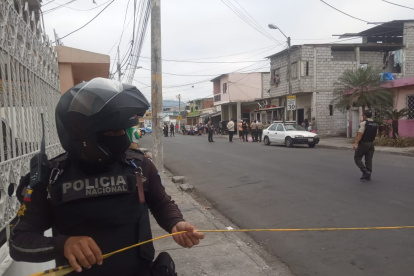 La escena del crimen fue acordonada por agentes de la Policía Nacional.