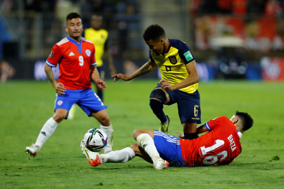 Fotografía de archivo, tomada el pasado 16 de noviembre, en la que se registró al futbolista de la selección ecuatoriana de fútbol Byron Castillo (2i), al disputar un balón con el chileno Claudio Baeza (abajo), durante un partido por las eliminatorias sudamericanas al Mundial de Catar 2022.