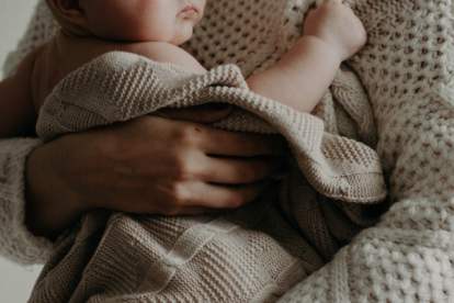 Referencial. joven mamá confirmó el hallazgo del niño.