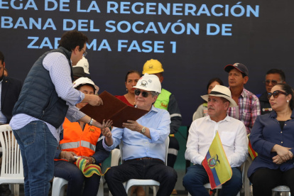 El presidente Lasso recibe del ministro Vera la entrega de la primera fase de la regeneración urbana del socavón de Zaruma.