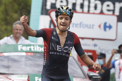 Richard Carapaz en el momento que ganó su primera etapa en la Vuelta a España.