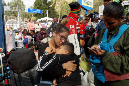 Familias venezolanas luego de cruzar desde Colombia a Ecuador, en una fotografía de archivo.