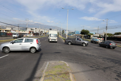 Giro en U. Este es uno de los dos que están separados por casi 500 metros. En horas pico el peligro es mayor.