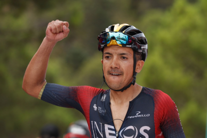Richard Carapaz, ciclista de Ineos, levanta su brazo en señal de júbilo al cruzar la meta en la etapa 12.