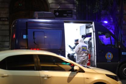 La policía argentina en el local del atentado.