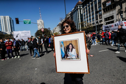 Simpatizantes de Cristina Fernández de Kirchner participan hoy en una movilización en su defensa tras el atentado en su contra, en la Plaza de Mayo en Buenos Aires (Argentina).