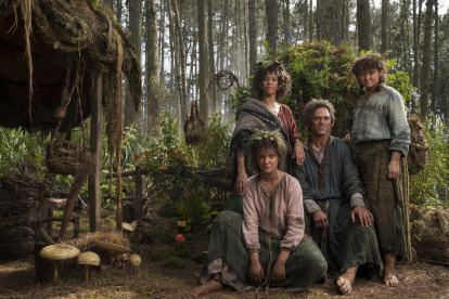 Fotograma cedido este viernes, 2 de septiembre, por Amazon Studios en el que se registró a las actores (de i a d): Markella Kavenagh, como Elanor "Nori" Brandyfoot; Sara Zwangobani, como Marigold Brandyfoot; Dylan Smith, como Largo Brandyfoot, y Megan Richards, como Poppy Proudfellow, durante una escena de la serie "The Lord of the Rings: The Rings of Power" que se estrena hoy en esta plataforma.